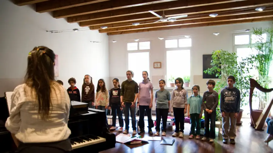 Il coro della scuola durante una lezione